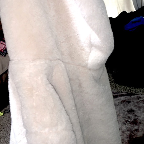 Cute white faux fur jacket - Picture 2 of 5